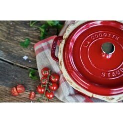 Staub Gietijzeren Braadpan 24 Cm / 3,8 L, Rond, Kersenrood -Keukenbenodigdheden 424416044