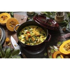 Staub Gietijzeren Braadpan 26 Cm / 5,25 L, Rond, Grenadine Rood -Keukenbenodigdheden 424422049