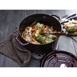 Staub Gietijzeren Braadpan 24 Cm / 3,8 L, Rond, Grenadine Rood -Keukenbenodigdheden 424424330