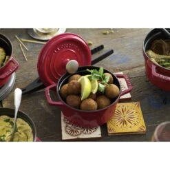 Staub Gietijzeren Braadpan 22 Cm / 2,5 L, Rond, Kersenrood -Keukenbenodigdheden 750032472