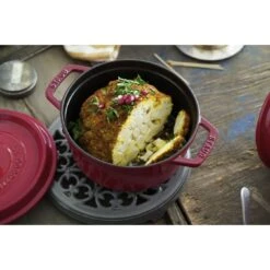 Staub Gietijzeren Braadpan 20 Cm / 2,2 L, Rond, Kersenrood 8 Staub Gietijzeren Braadpan 20 Cm / 2,2 L, Rond, Kersenrood -Keukenbenodigdheden 750032473